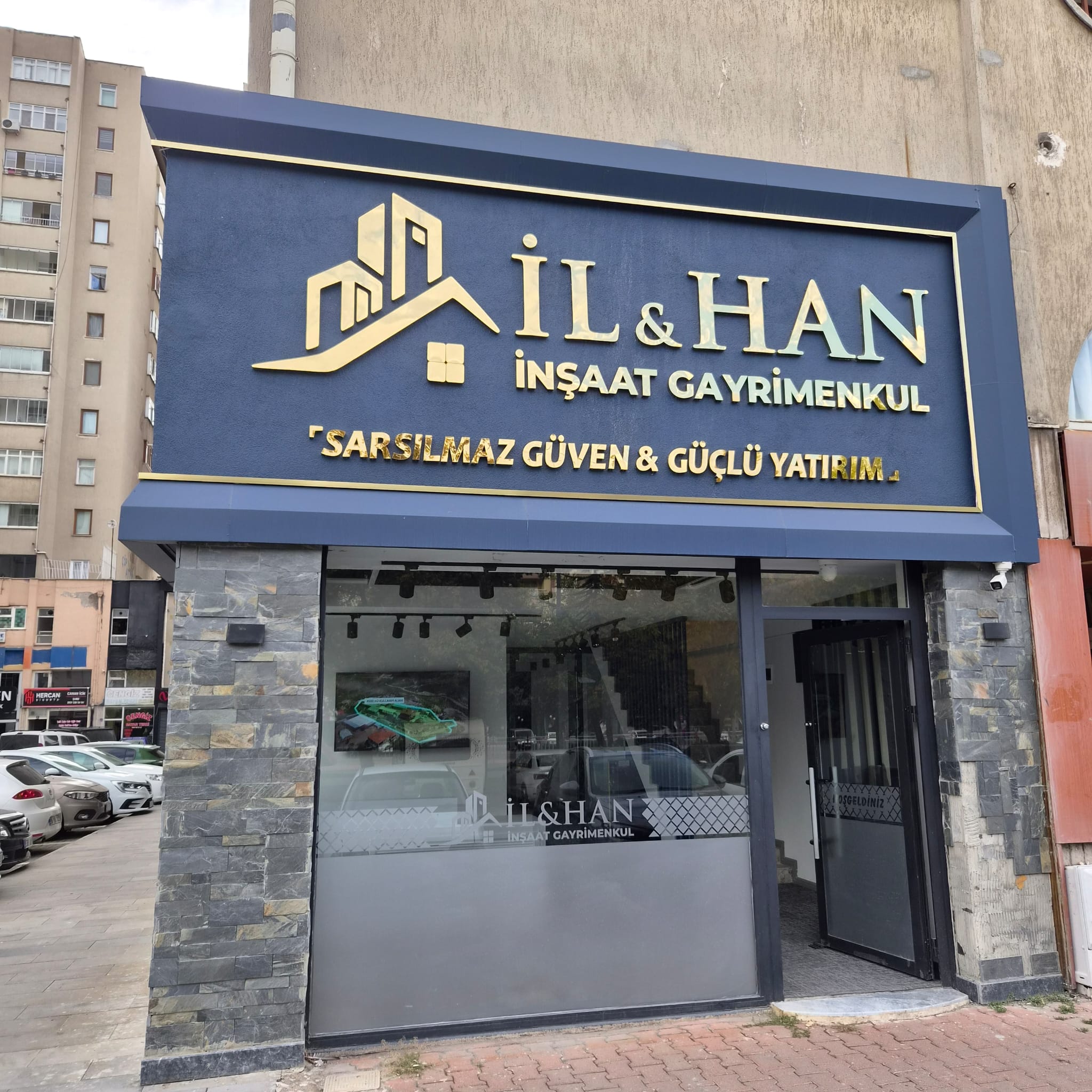 İL&HAN İnşaat Gayrimenkul ofisi ve lacivert altın tabelası